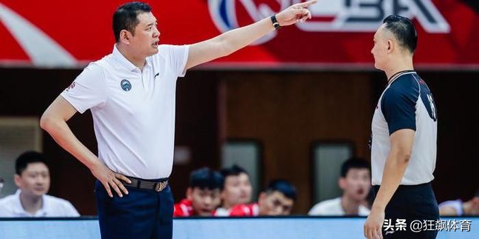 裁判叼哨举手,裁判吹了犯规可以取消嘛