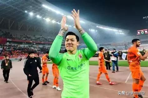 写国足的文章,李霄鹏男足集训名单