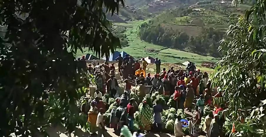 喀麦隆玩命出租车，一辆车坐17人，中国自行车也在非洲遍地开花