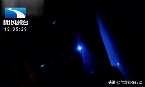 司机开车殴打女司机,司机动手打女孩