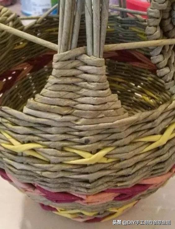 旧报纸变废为宝手工编织收纳筐,旧报纸制作简易的收纳筐