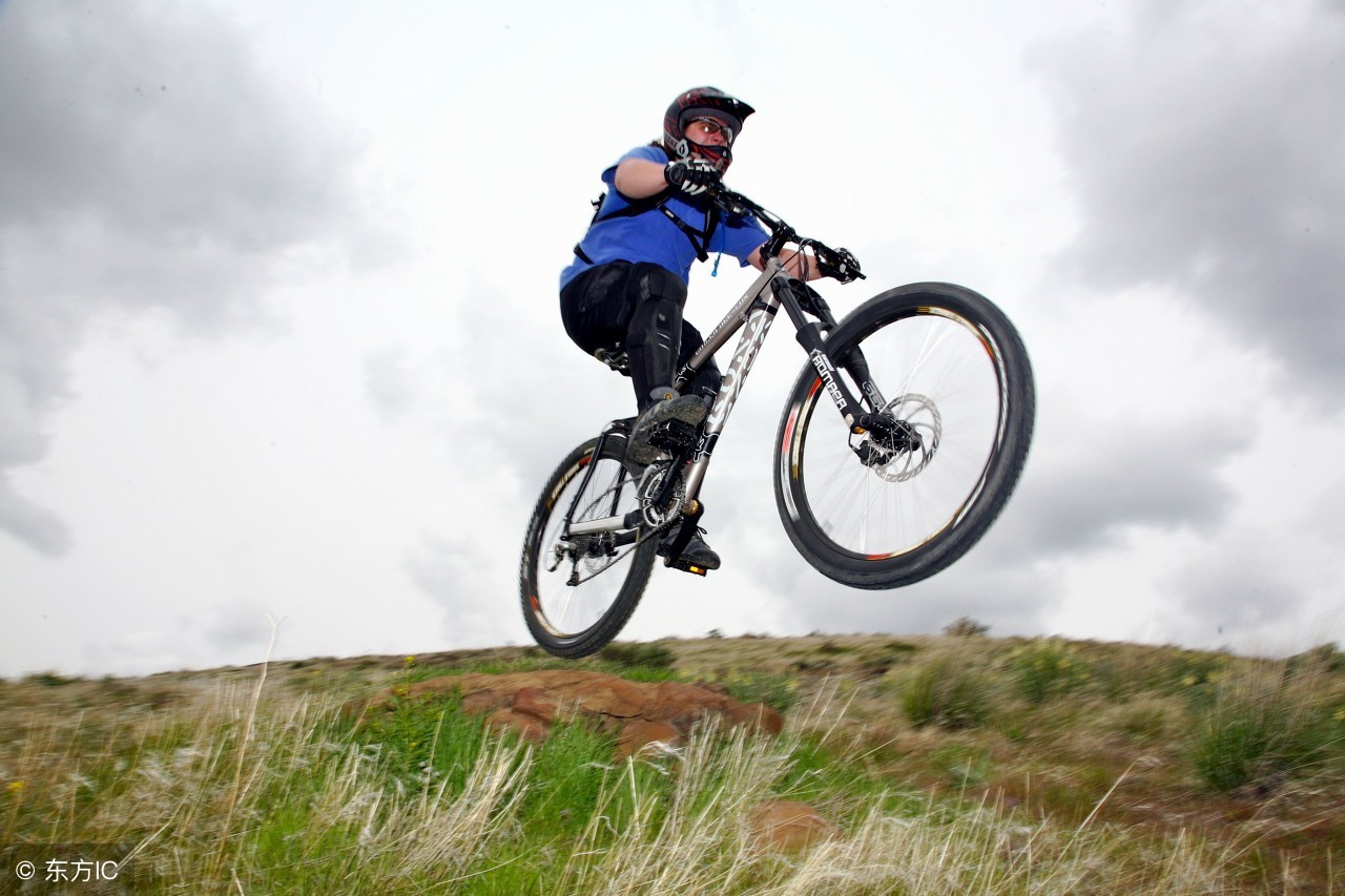 保温杯里泡枸杞养生吗,保温杯里泡枸杞别熬夜伤身体