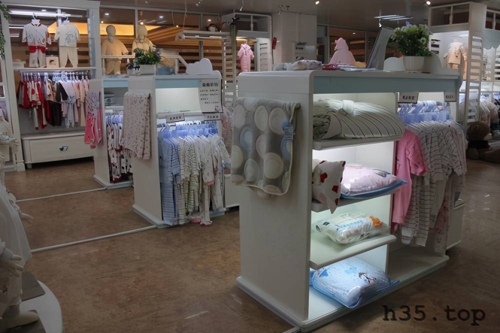 最新童装店双门头装修效果图,童装店怎么装修才有顾客