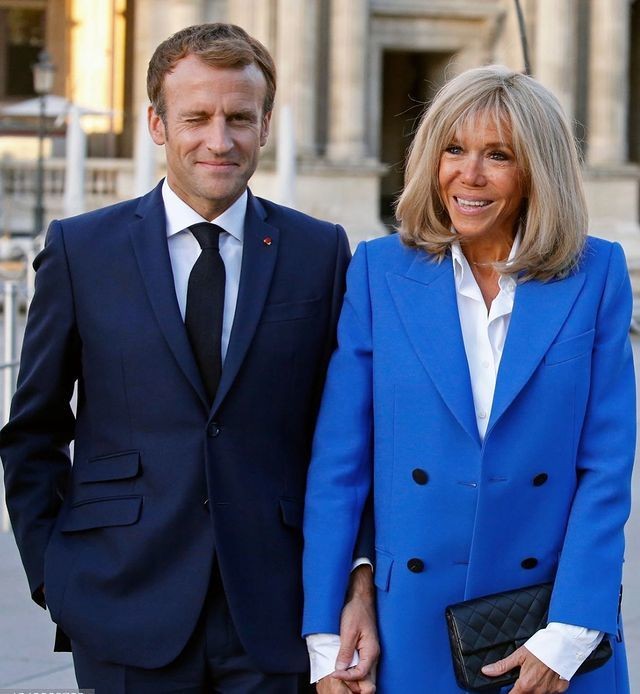 马克龙真暖心，帮布丽吉特整理领口怕走光，真爱程度不亚于查尔斯