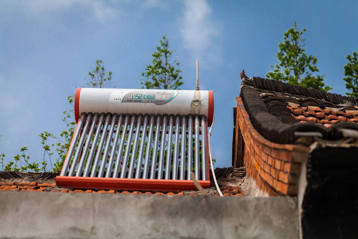空气能热水器和太阳能连一起原理,太阳能热水器与空气能热水器价格