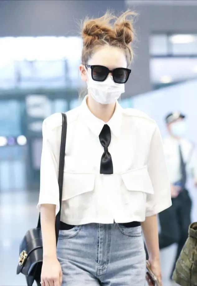 戚薇太个性,嫌领带太长直接剪一半,双丸子头炸毛了