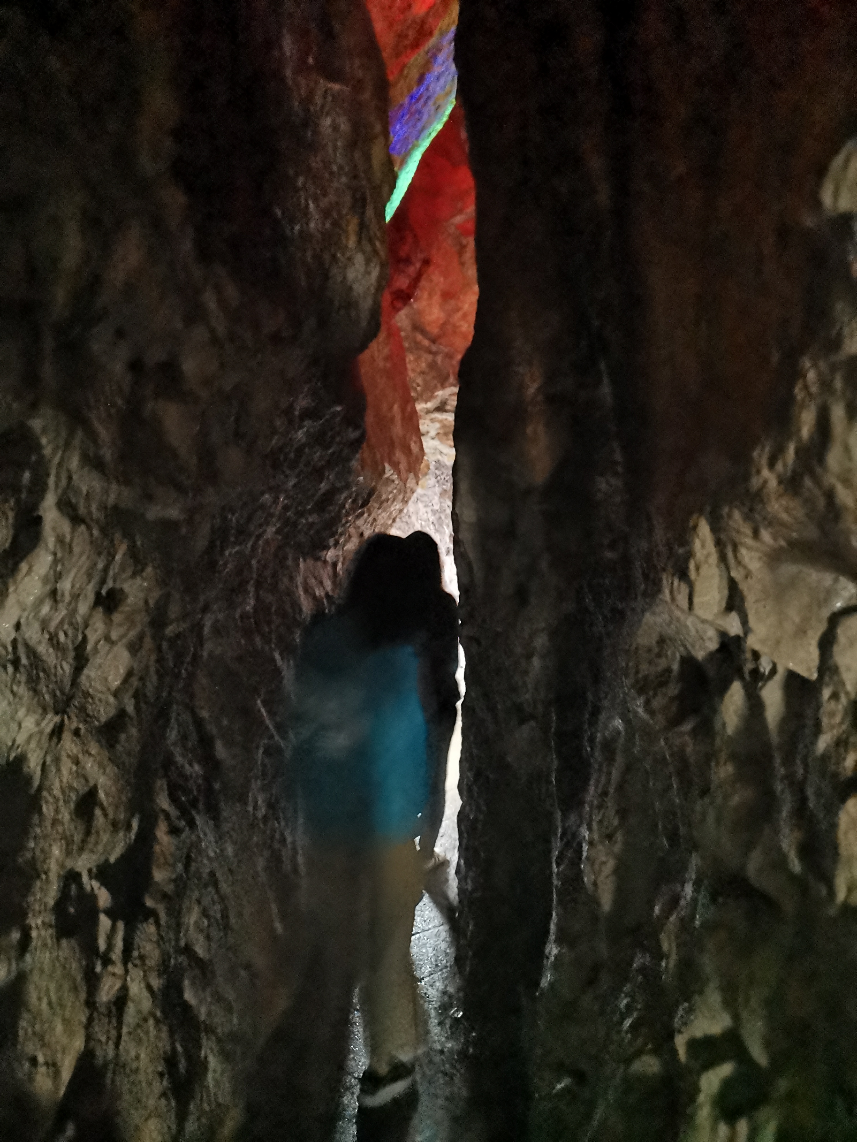 这个山洞可以装下万头大象？别瞎想，此“象”非彼“象”