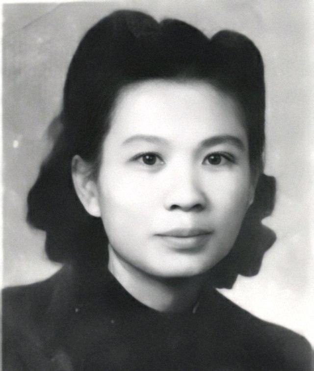 她是*动反**军阀侄女，被*德朱**感召入*党**，遭大伯杀害30年后才找到尸体