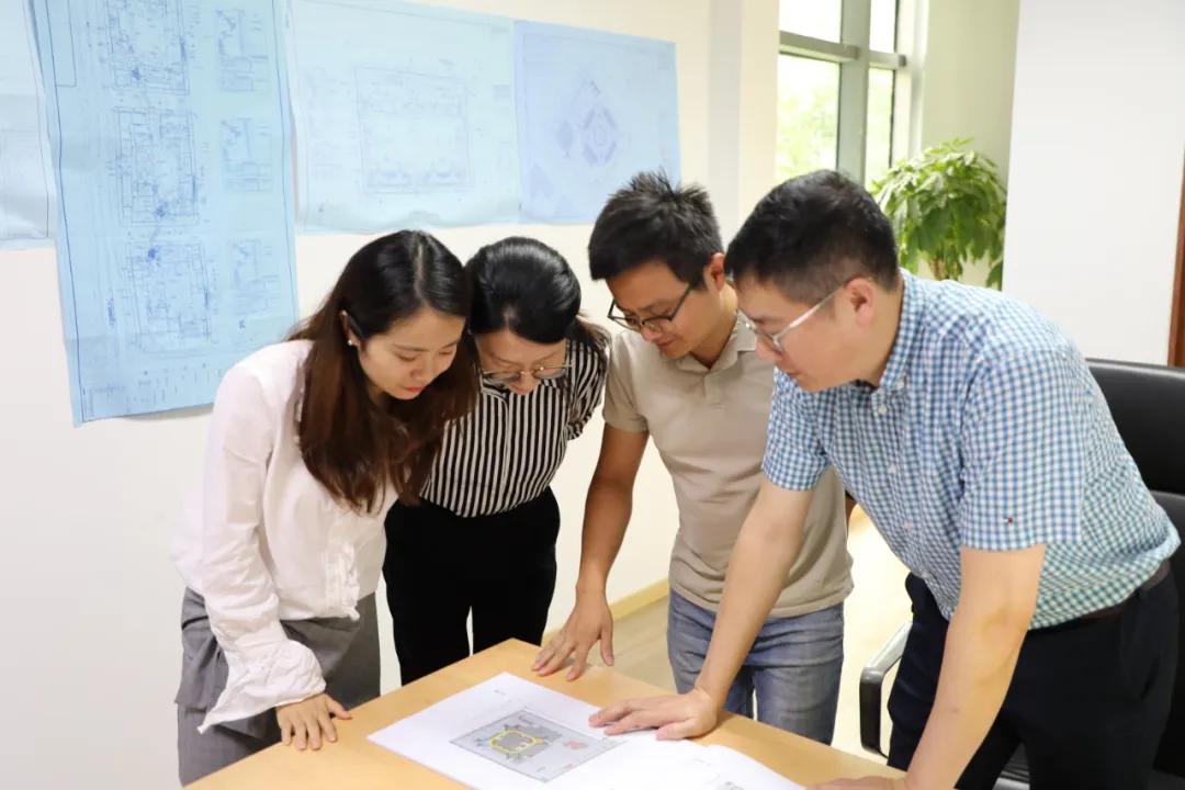 建楼高耸入云，梦想脚踏实地