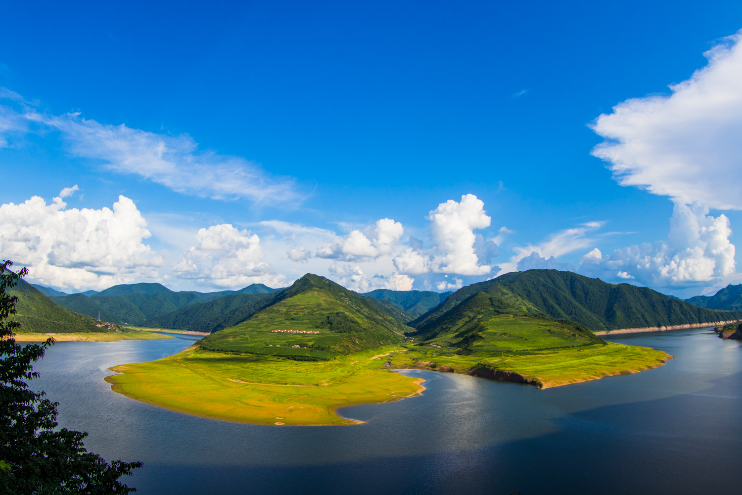 佳能eos77d单反相机机身,佳能eos77d对比苹果手机