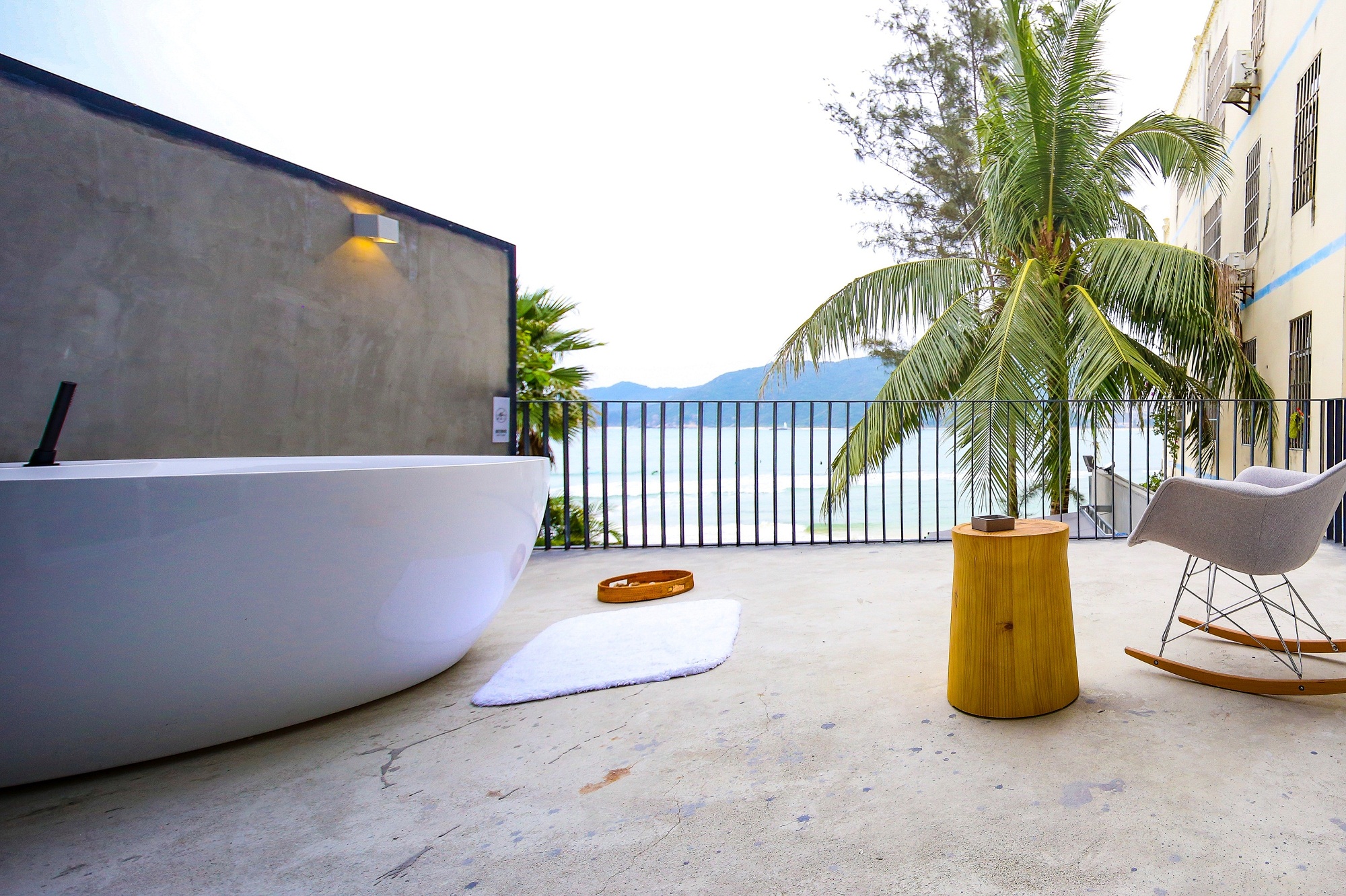 三亚的物价工资,三亚物价高本地人怎么过