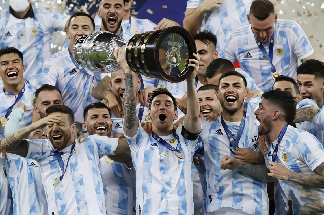 梅西23年金球奖全场鼓掌,阿根廷捧起大力神杯恭喜梅西