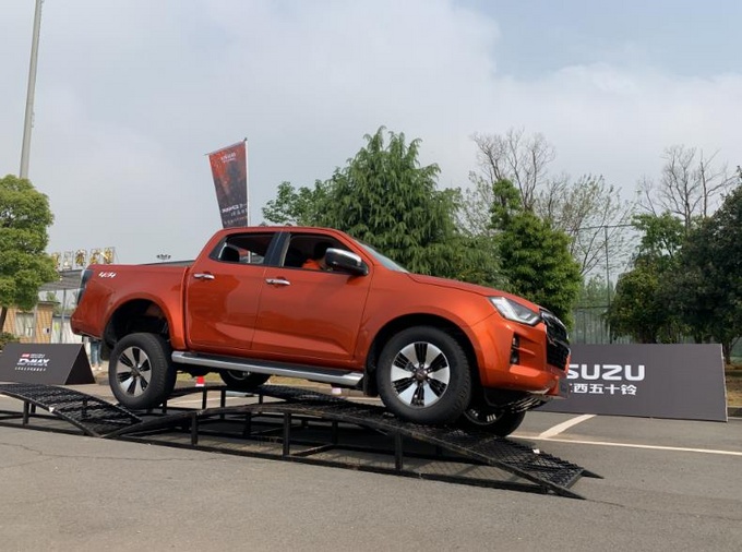 五十铃dmax是进口发动机吗,五十铃d-max对比大通皮卡