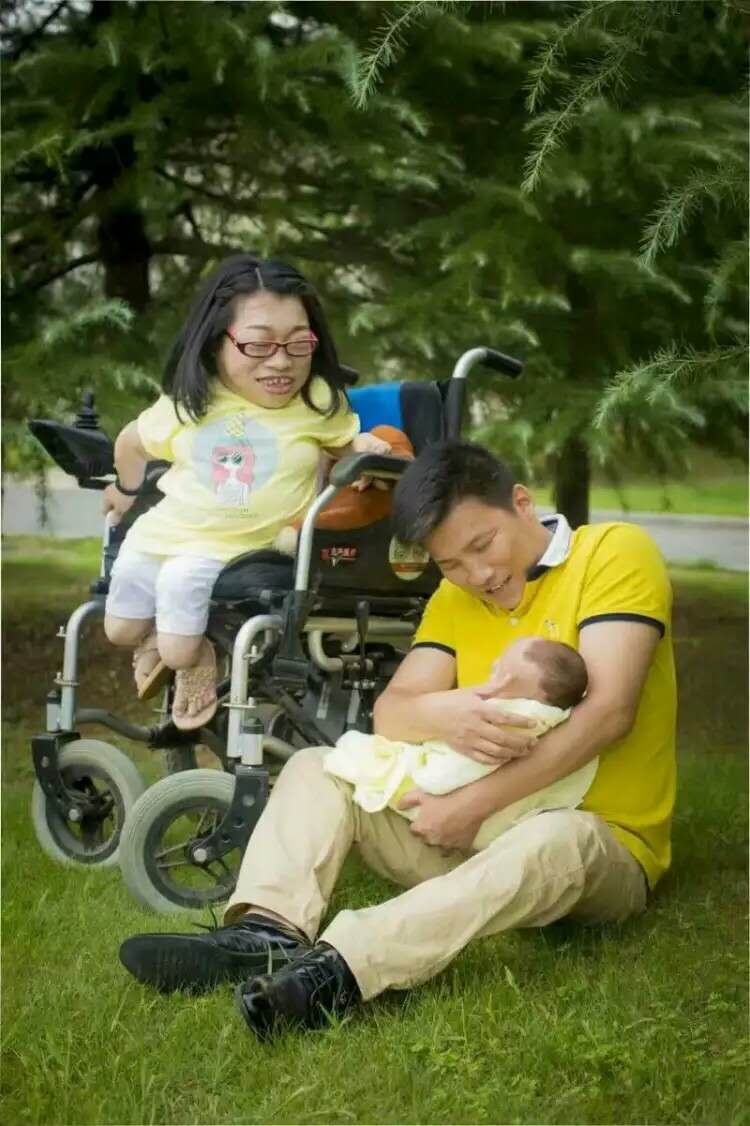 身高89厘米的脆骨女面临“死亡组合”艰难产子：为爱不后悔