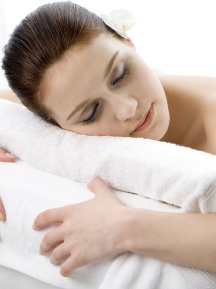 女人睡觉时,要扎发还是散发?我做错多年,难怪掉发快,发际线高