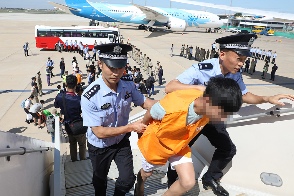 那些藏身海外的“杀猪盘”诈骗团伙：有人力资源公司专门招募员工，*子骗**每天至少骗6人