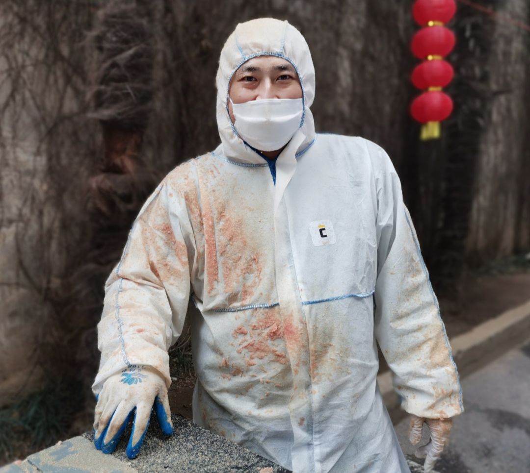 每切一块冻猪肉，就像下了一场猪肉味儿的雪