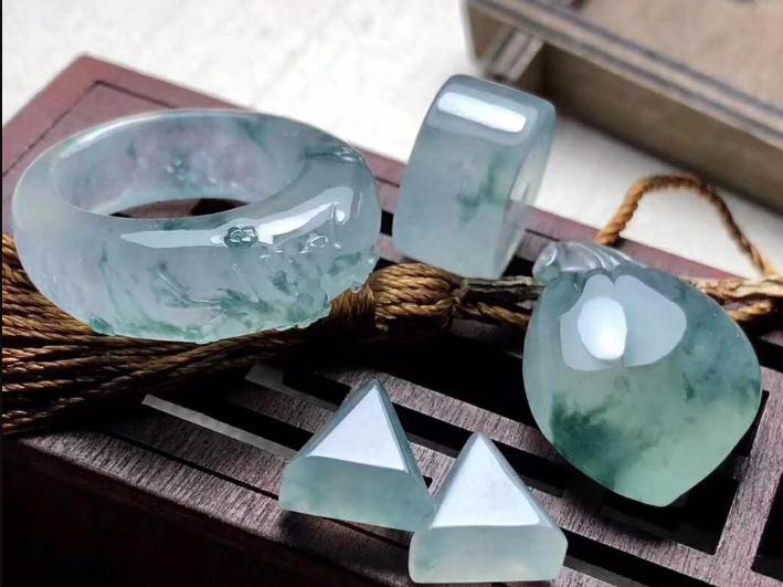 翡翠怎么用100块赚到10万,怎么把翡翠戴手上