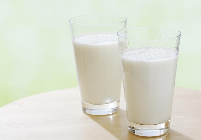 宝宝吃牛奶换母乳的正确方式,小孩多大可以用牛奶代替母乳