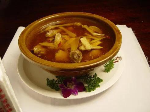 如果你来横店，如果你来东阳，一定要来尝两只锅炖的鸡