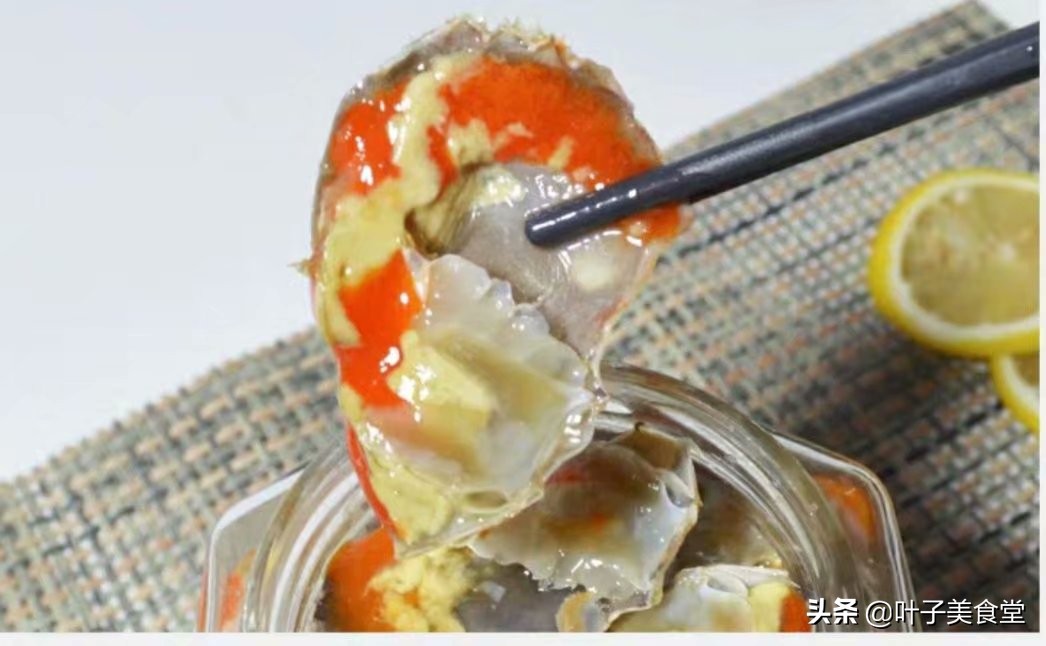 婆婆将活螃蟹塞进玻璃罐,不加一滴水,一周后拿出来,全家人点赞