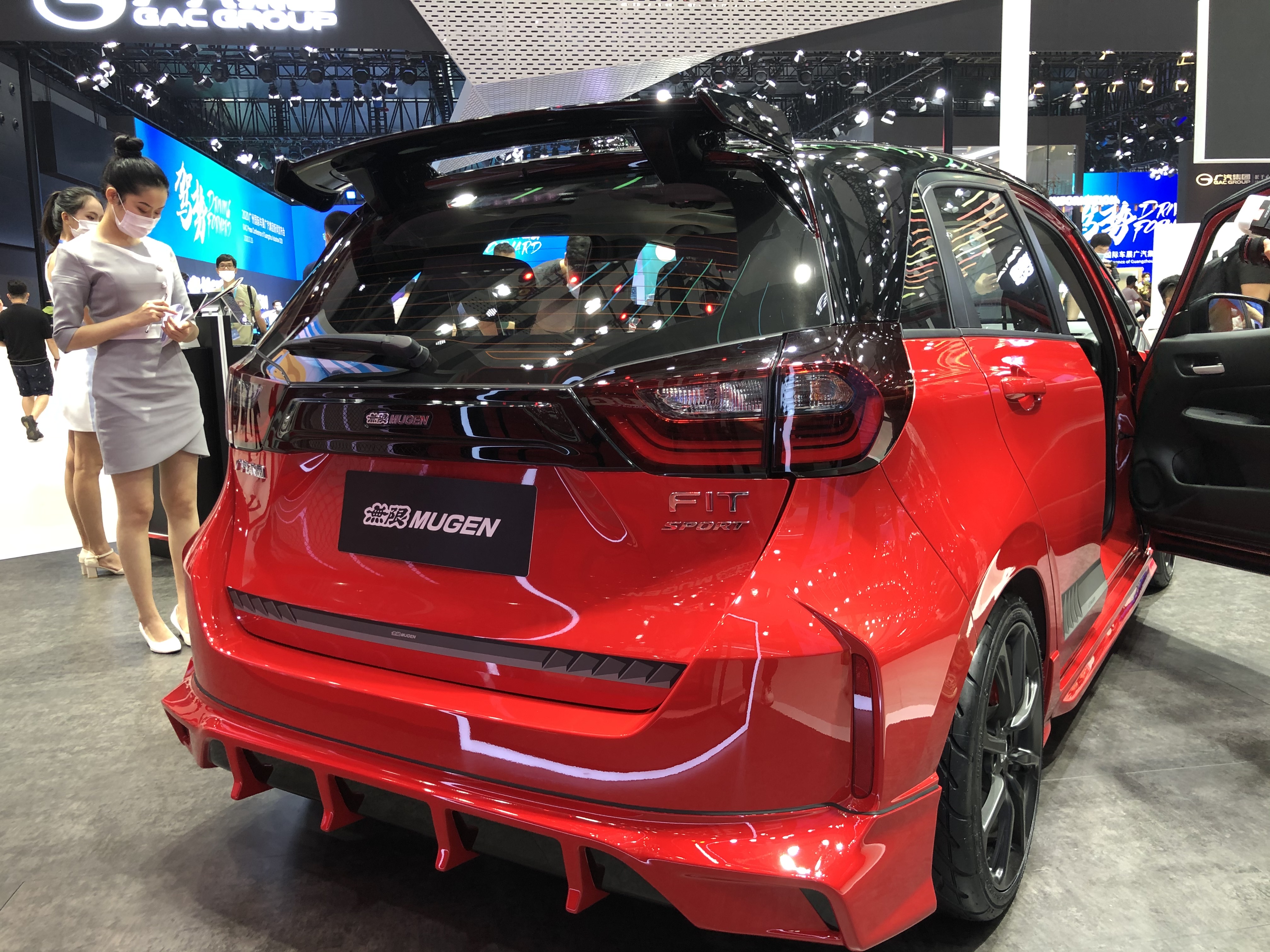 無限版飞度、好猫“如虎”，广州车展新车展台上的改装车也精彩