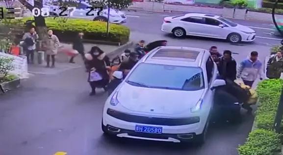 惊险男孩奔跑过马路险酿成事故,毕节男孩过马路突然奔跑被撞