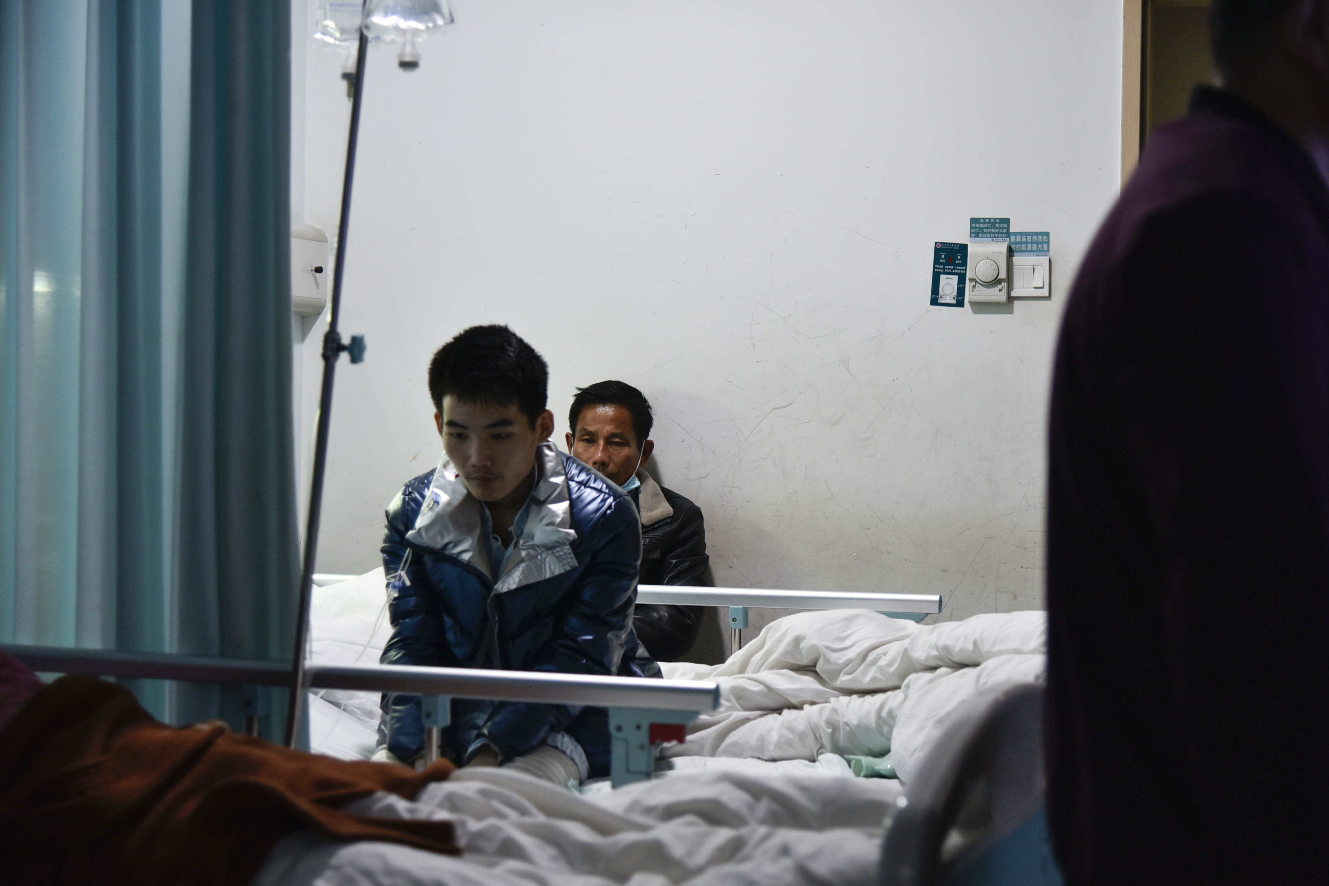 小男孩得了重病劝妈妈再生一个,16岁男孩跪求母亲放弃治疗后续