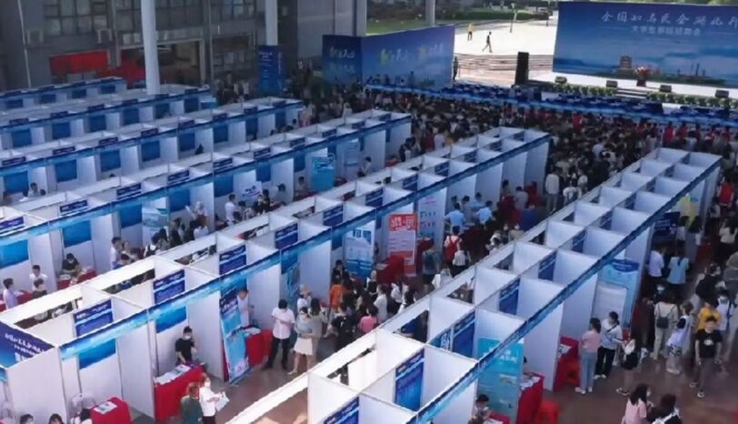 大四男生毕业表白,大四男生拍毕业照当天求婚成功