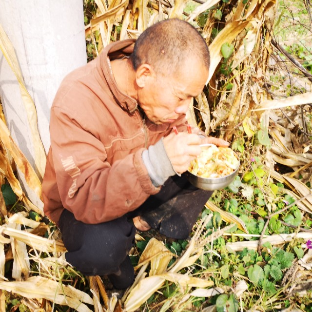 贫困山区留守老人吃饭,80岁以上的留守老人吃饭问题