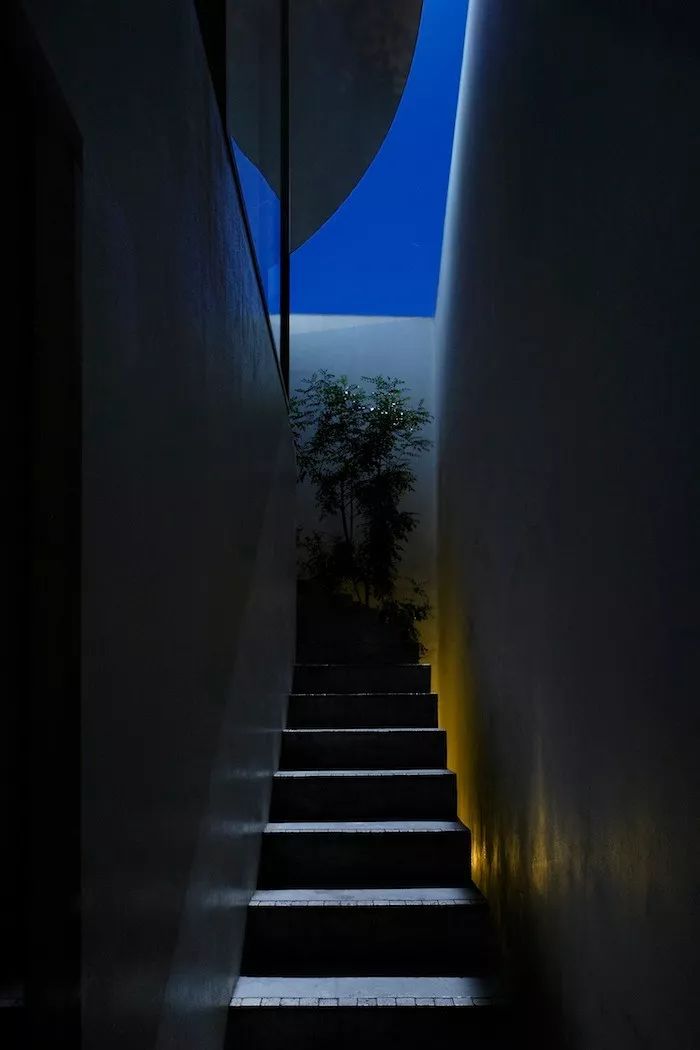 把「月亮」用到极致，建筑师为夫妻造座白色宅子，来记录阴晴圆缺