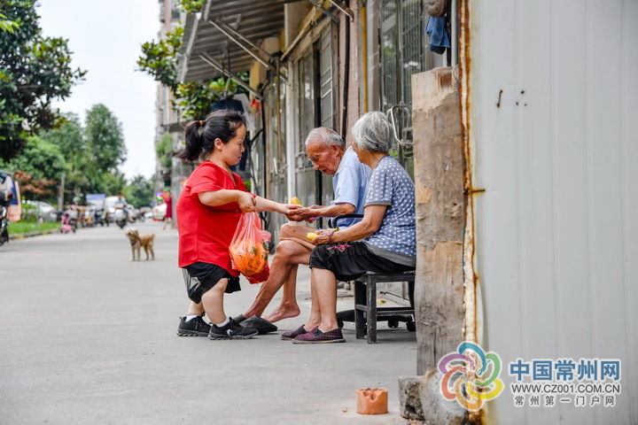 身高不足1米!常州这位“小人物”,养老服务中心的快乐天使