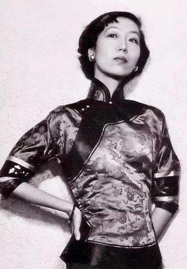 张爱玲晚年无人收尸,张爱玲三年搬家180次