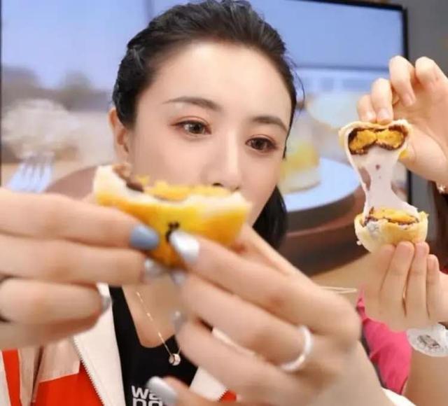 吴昕薇娅直播带货，3分钟狂卖6400份，薇娅：是不是要抢我饭碗？