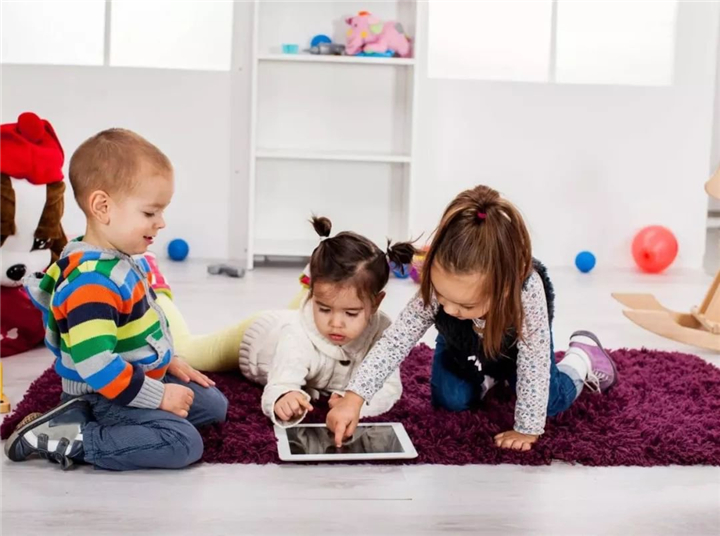 不让玩手机就大哭大闹，孩子成了手机奴怎么办？家长这样做很有效