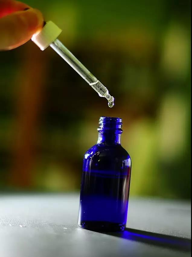 依兰精油的功效与作用,茶树精油的功效与作用