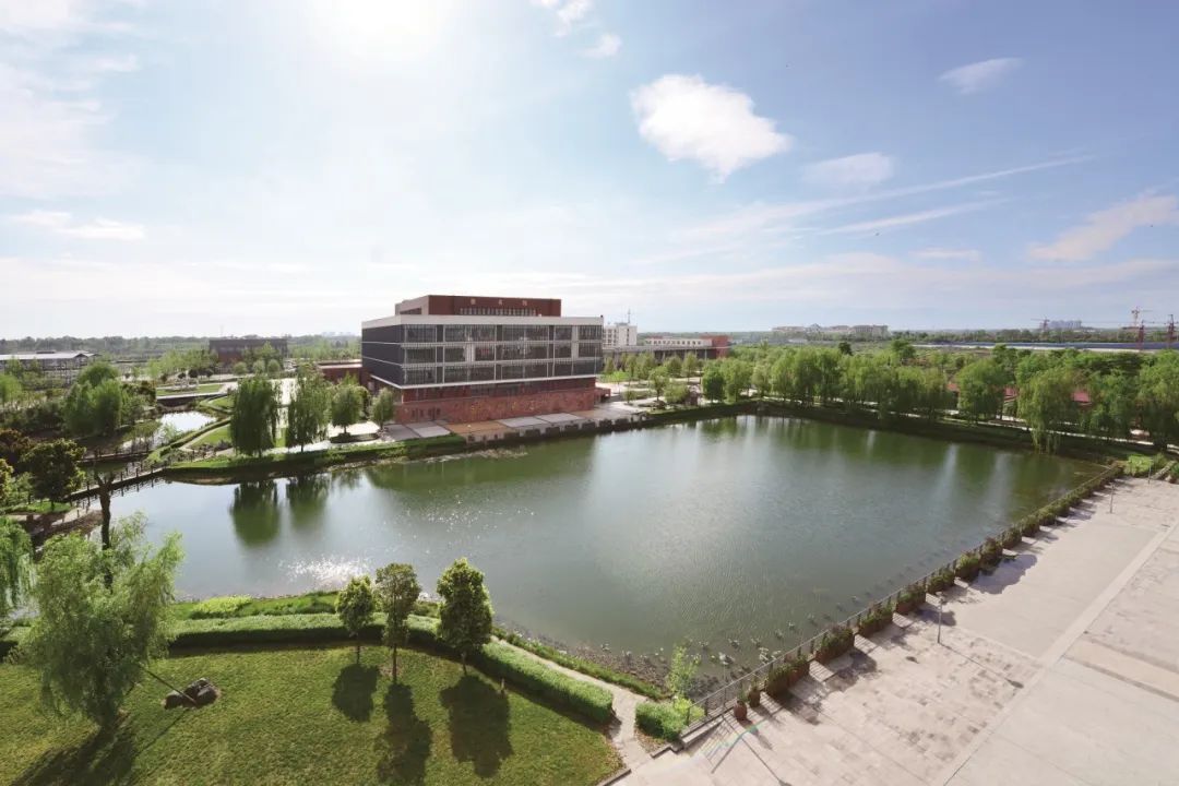 四川一大学被称为高校版“水上威尼斯”，坐落于千古奇迹都江堰