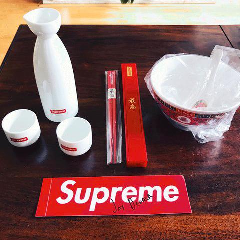 一份报纸200块，一块板砖卖6000？Supreme凭什么这么火？