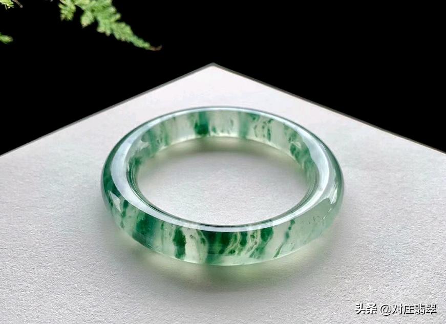 冰透蓝翡翠手镯高品质,冰透水润的翡翠手镯价格