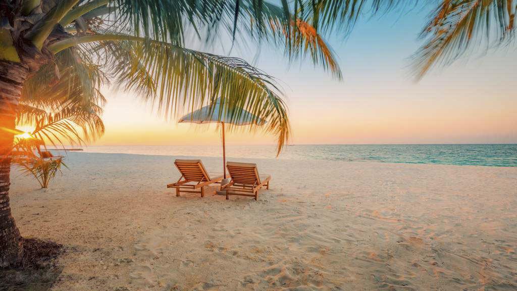 ps图片和背景颜色接近的抠图教程,ps复杂背景人物发丝抠图方法