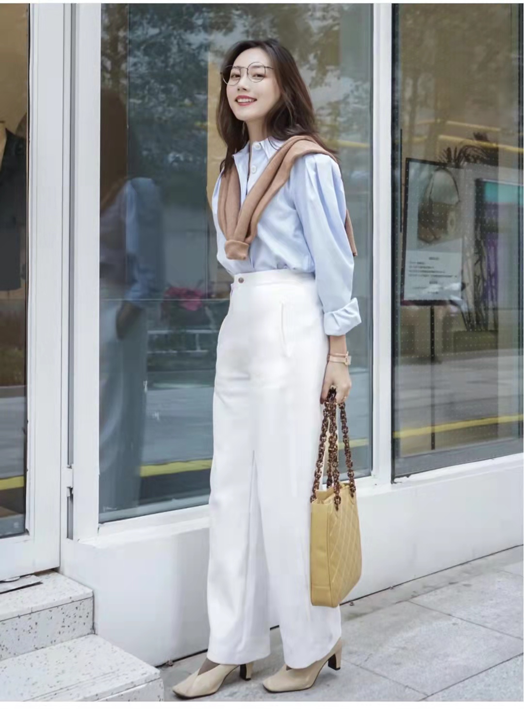 秋天白色裤子配什么颜色上衣好看