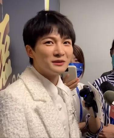 谢霆锋在台下看王菲和刘德华,谢霆锋看王菲表演