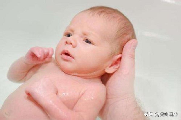 宝宝老是红屁屁用爽身粉有用吗,宝宝经常红屁屁用什么药膏