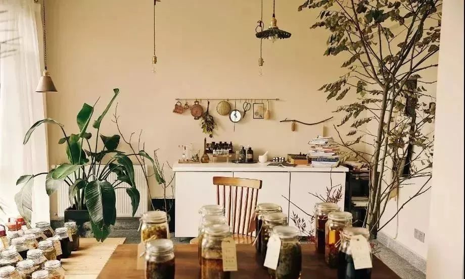 不当环球小姐，她跑到深山，种菜、调香，过上佛系人生