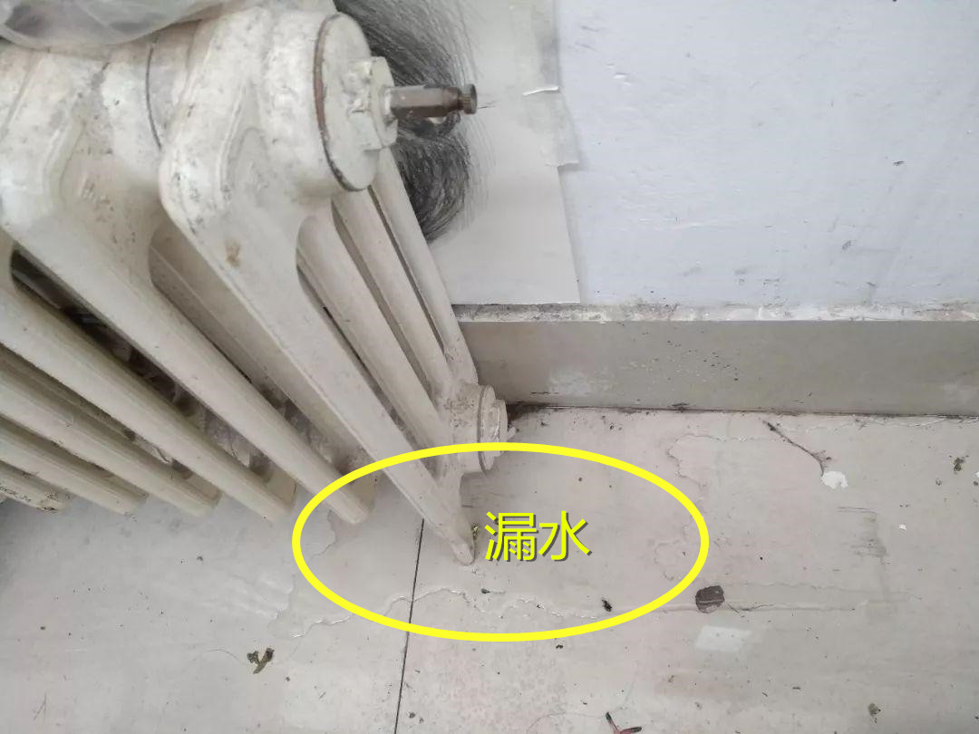 停暖后地面暖气管道出现渗水,暖气漏水地板被泡快速补救