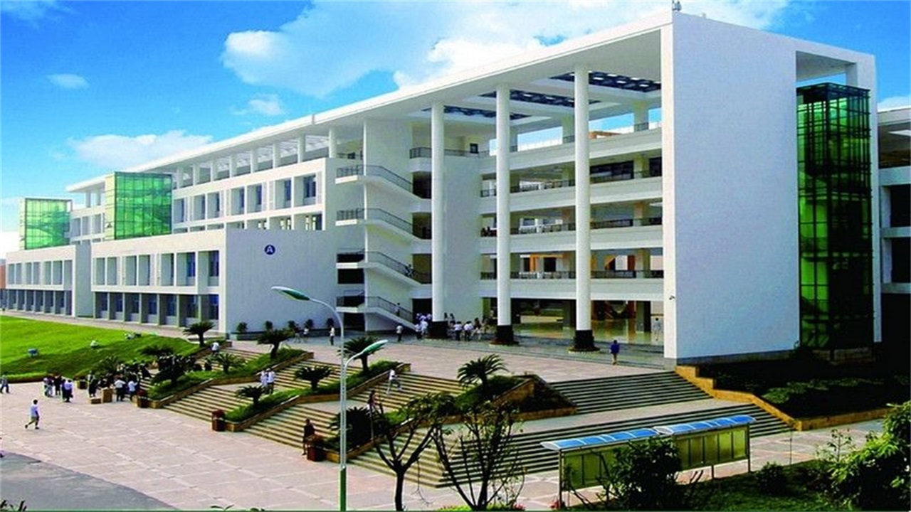 重庆一所不容小觑的大学，许多专业在全国出名，占地面积约2000亩