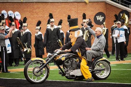 骷髅、骑士、战斗的爱尔兰人…这些美国大学的吉祥物背后的故事