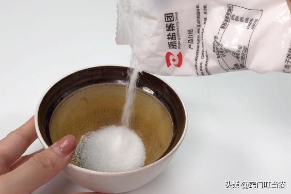 马桶里放点它助你搞定污垢,马桶撒点它一冲就干净