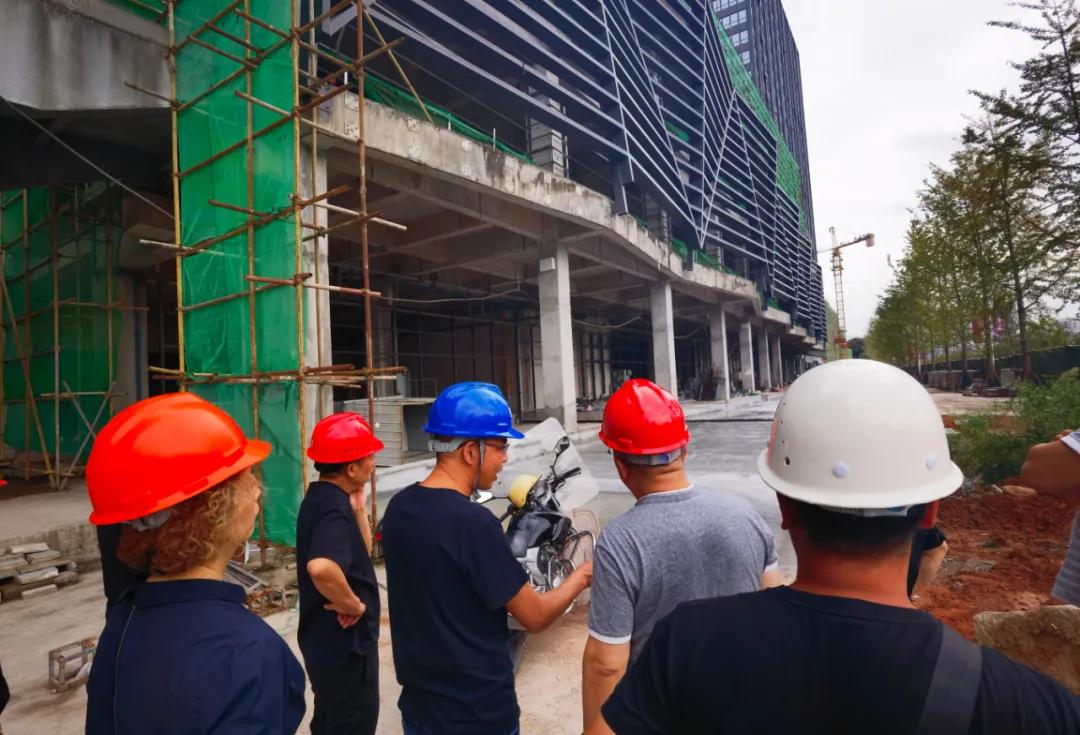 风中亮出你的旗,风中亮出自己的旗