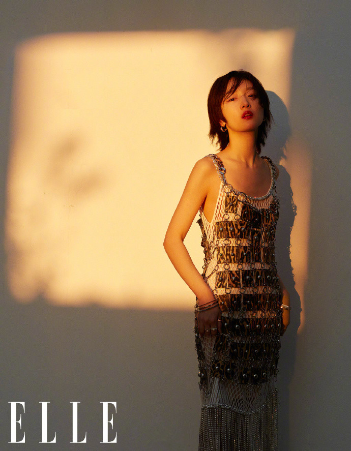 周冬雨伦敦时装周观秀造型,周冬雨elle封面蓝发造型大片